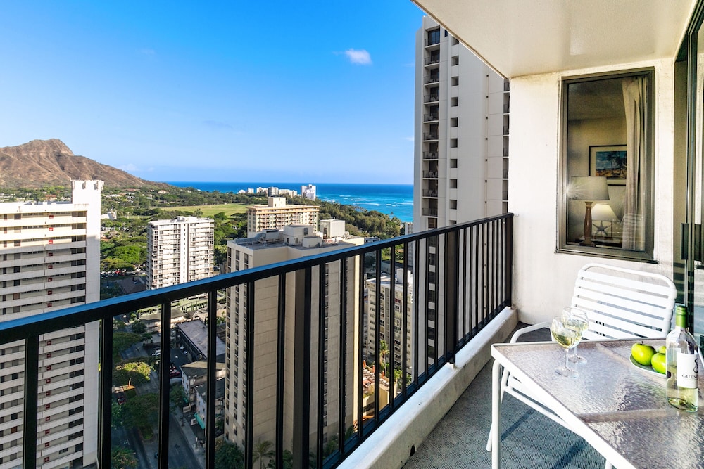 Diamond Head and Ocean views with King Bed and Parking: Apartment, 1 Bedroom, Balcony, Ocean View (0045) photo