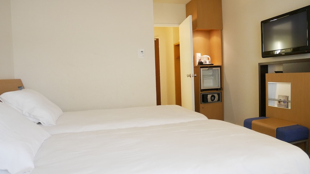 Classic Room, Multiple Beds - Photo 2