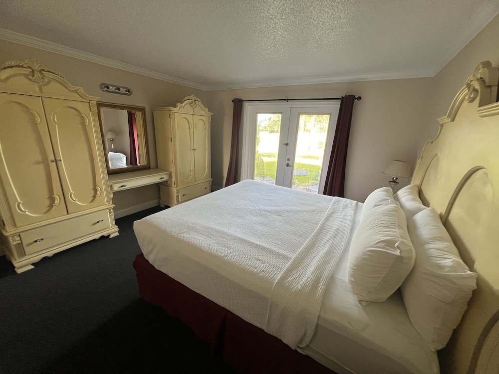 Suite, 1 King Bed - Photo 3