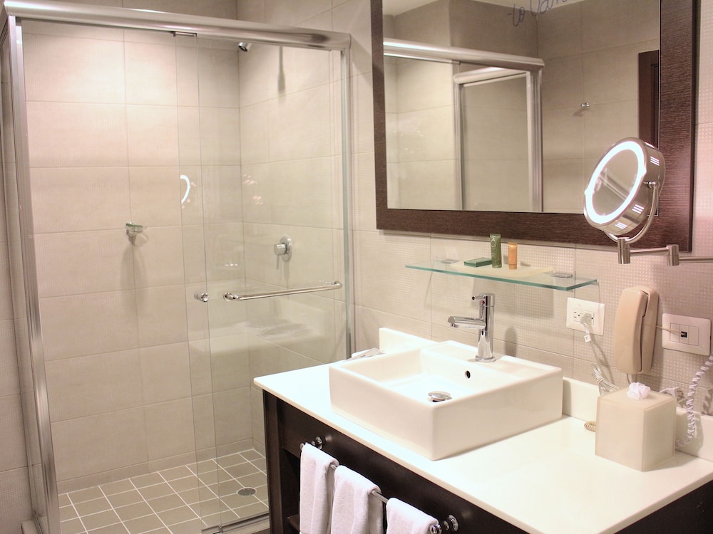 Premium Room, 1 King Bed (Business) thumbnail 5
