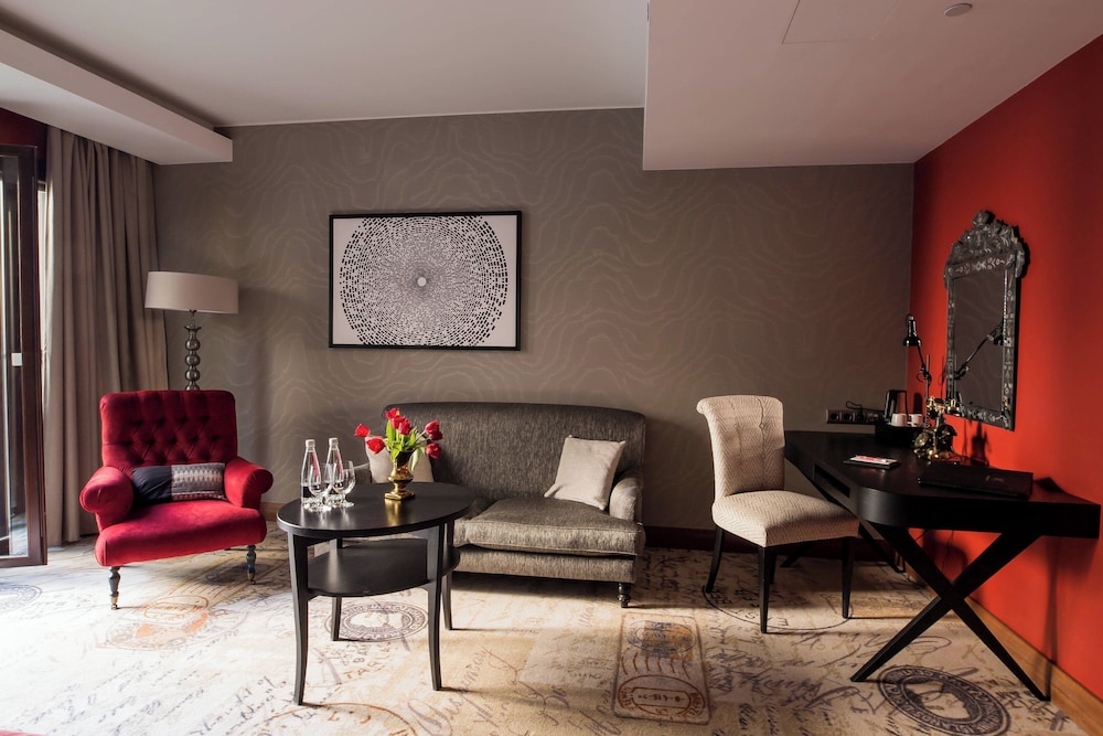 Junior Suite, 1 King Bed with Sofa bed (Courtyard View) - Photo 4
