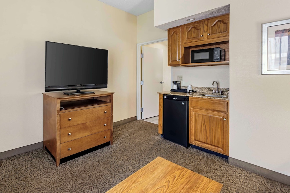 Suite, 2 Queen Beds, Non Smoking, Refrigerator & Microwave photo 2
