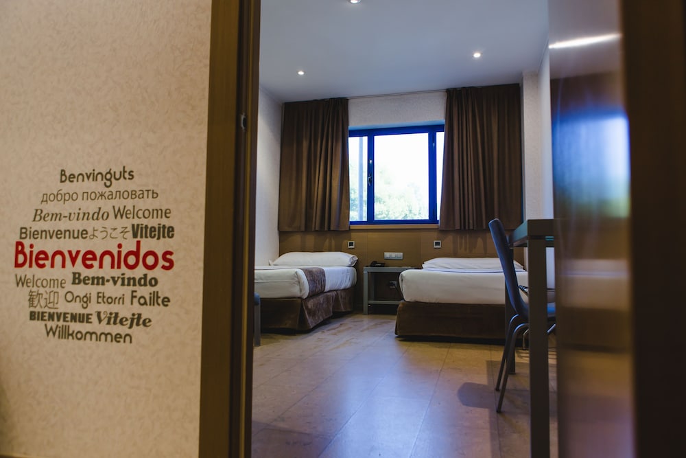 Double Room Single Use thumbnail 5