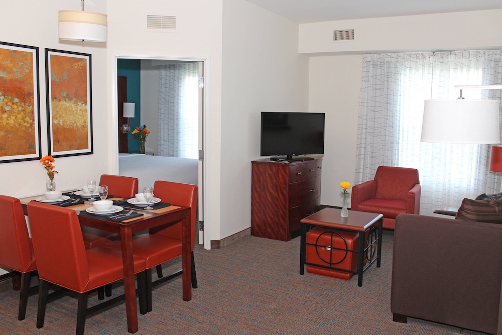 Suite, 2 Bedrooms, Balcony, Lake View - Photo 1