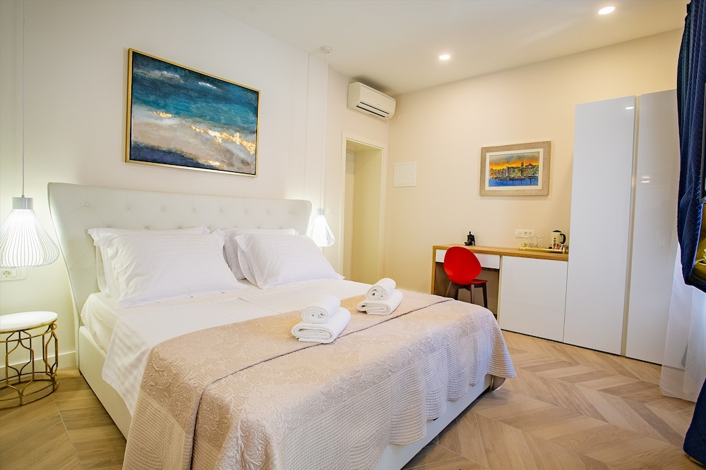 City Double Room, 1 King Bed (1) photo 3