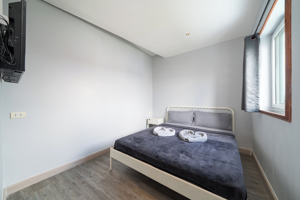 Double Room with Shared Bathroom C2 (Smoking Building) photo 3