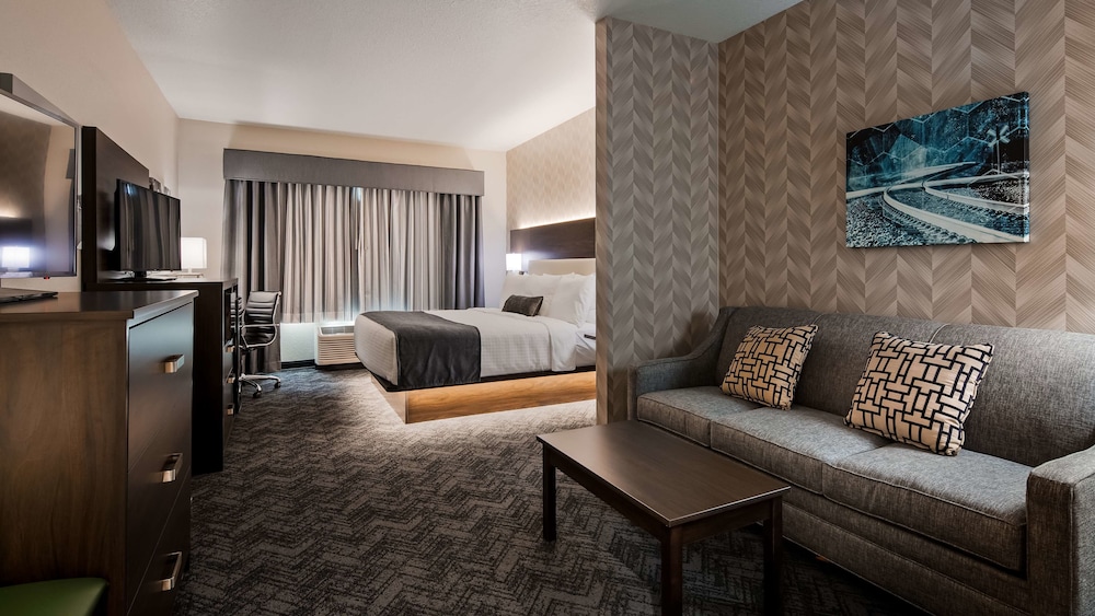 Suite, 1 King Bed, Non Smoking, Refrigerator & Microwave (with Sofabed) - Photo 1