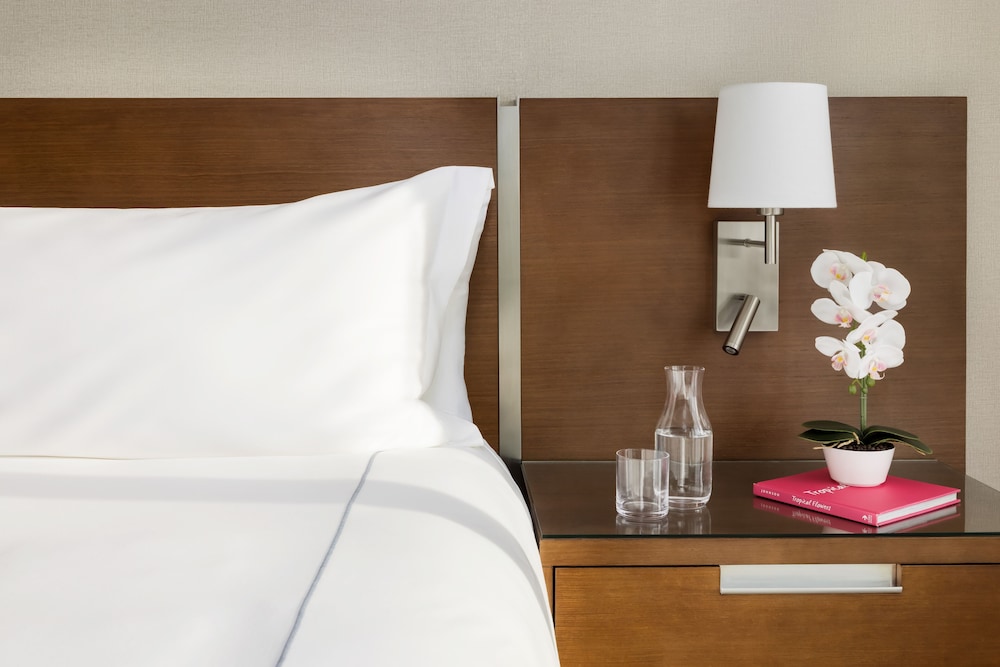Suite, 1 King Bed, Mobility Accessible, Balcony (King)