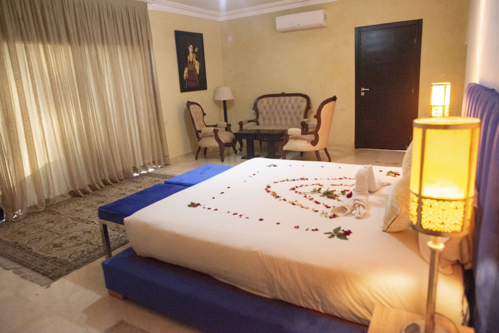 Deluxe Double Room, 1 Queen Bed, Balcony, Pool View photo 2