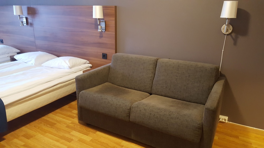 Family Room, 2 Double Beds, Non Smoking (Standard) photo 2