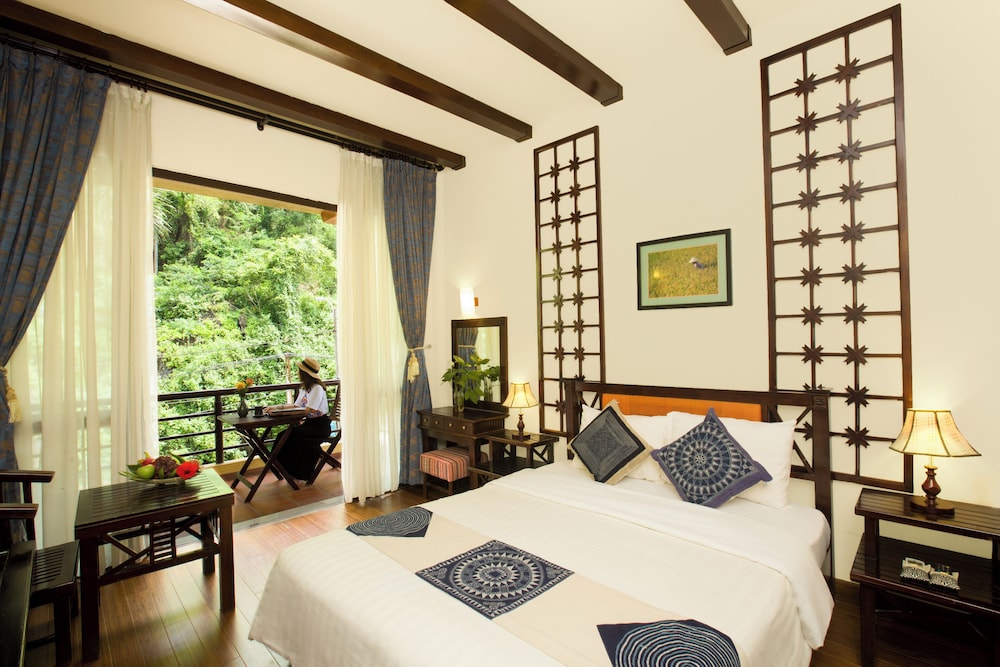 Deluxe Room, 1 Queen Bed, Pool View photo 3