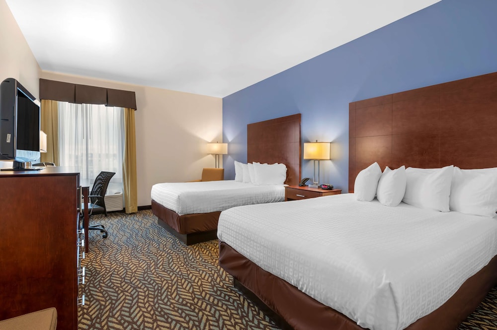 Suite, 2 Queen Beds, Non Smoking, Kitchen (Dining Table)