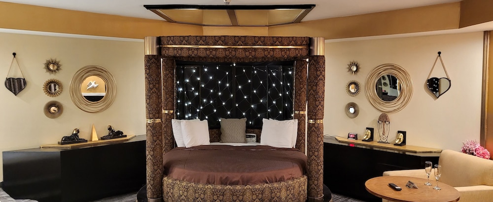 Black & Gold Suite with Hot Tub-Fireplace