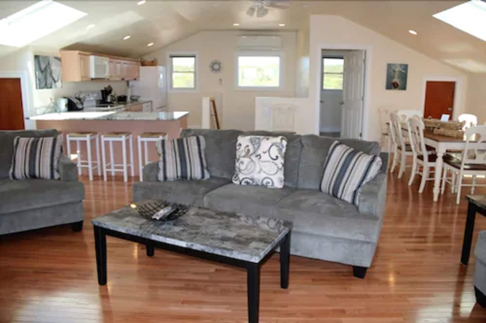 4 Bedroom Shore House photo 2
