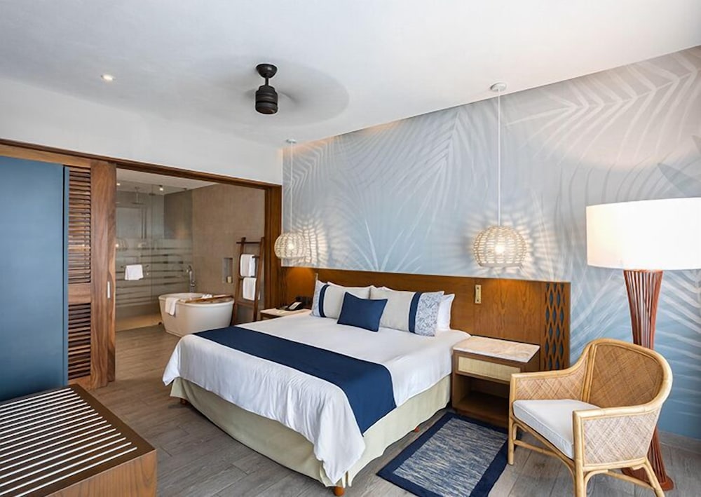 Armony Suite, Component 2 Bedrooms, 1 King Bed (Ocean View) - Photo 1