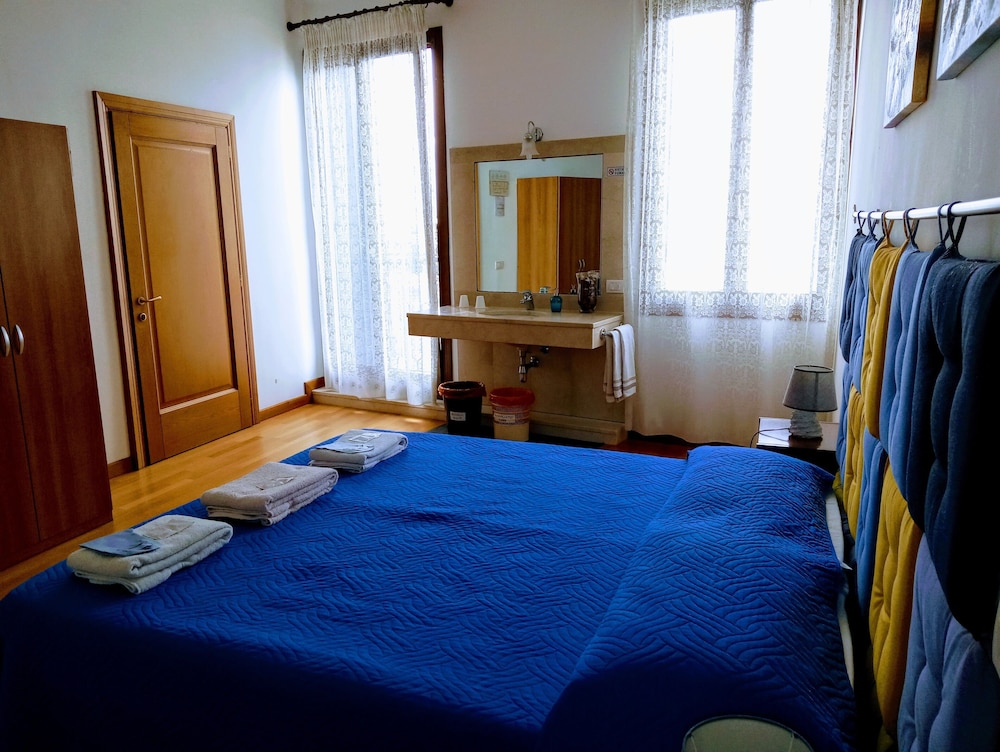 Deluxe Double or Twin Room, Shared Bathroom, Sea View photo 2