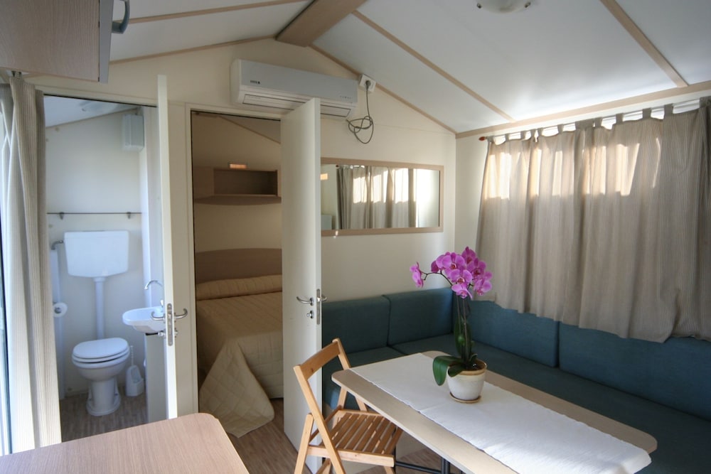 Mobile Home, 2 Bedrooms photo 3
