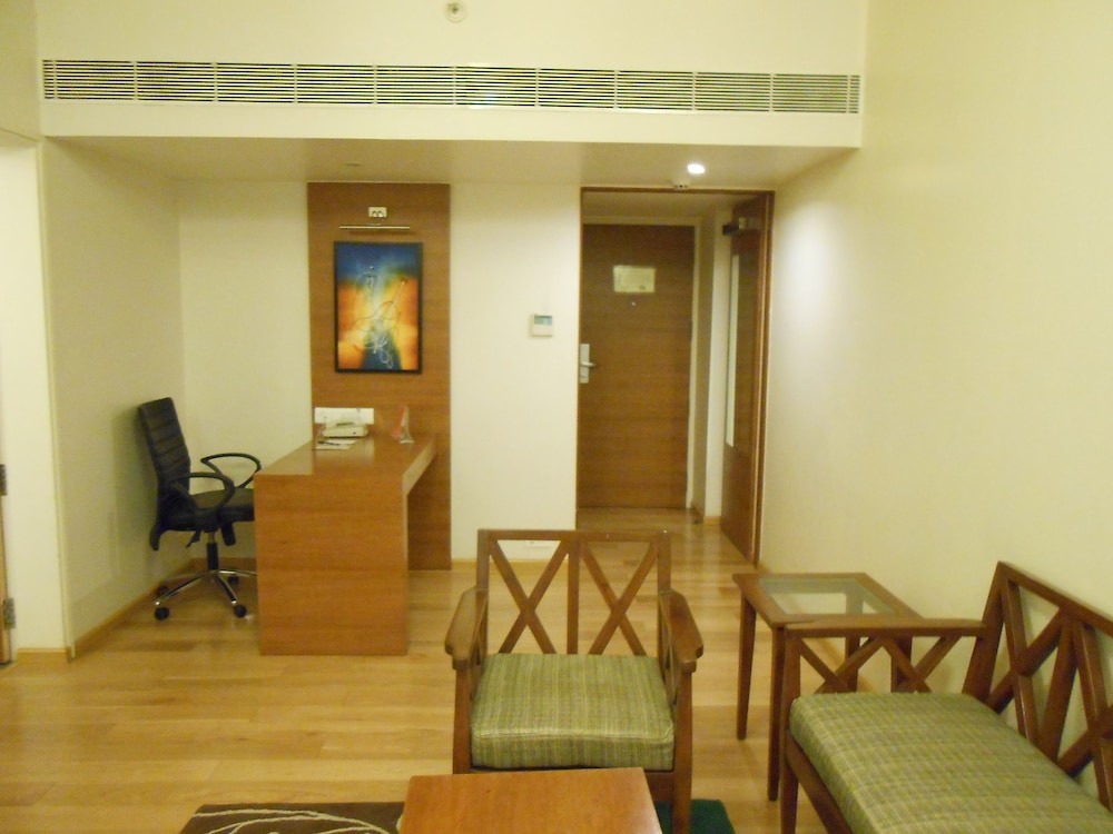 Suite - Photo 17
