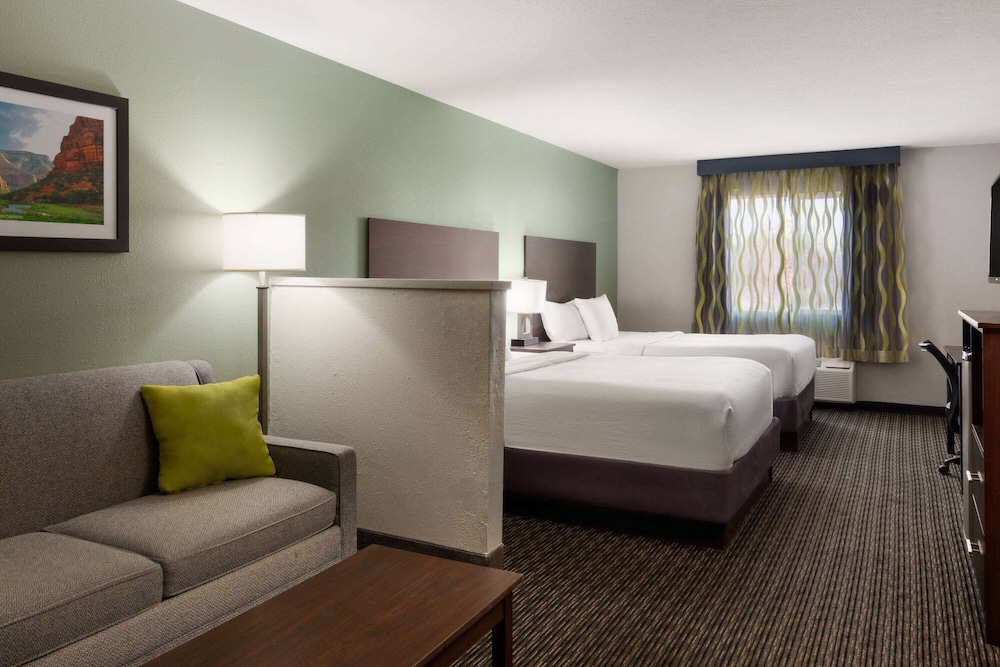 Deluxe Suite, 2 Queen Beds, Non Smoking - Photo 4