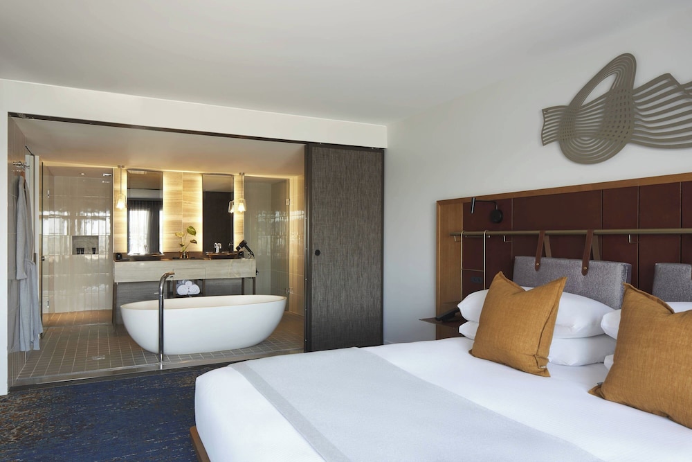 Suite, 1 King Bed, Balcony (Balcony)
