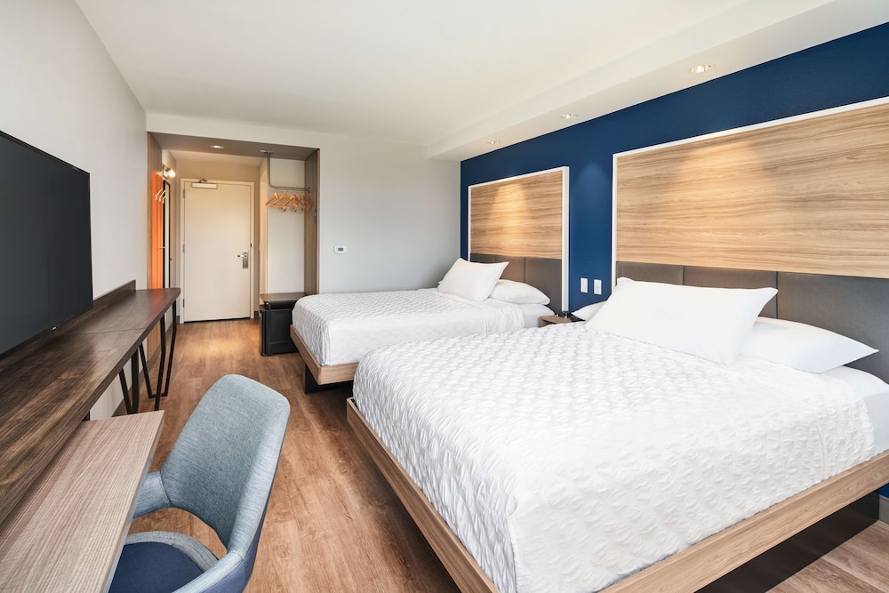 Room, 2 Queen Beds, Accessible, Bathtub - Photo 3