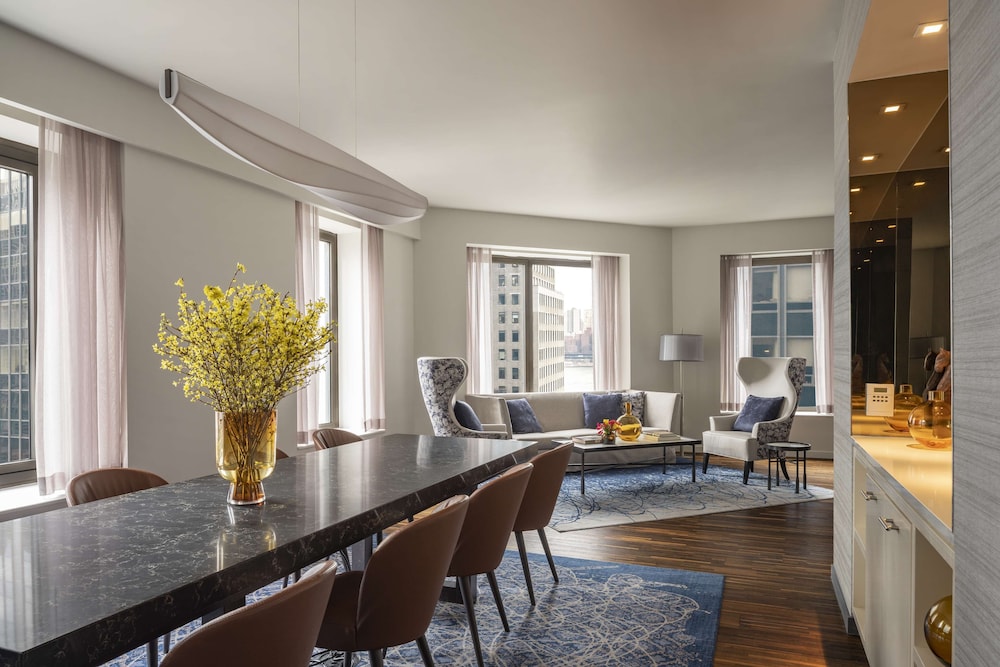 Premium Suite (Centric, Large Suite)