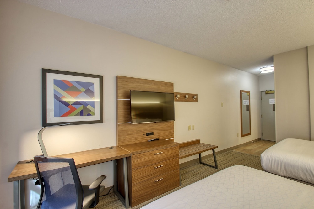 Standard Room, 2 Queen Beds - Photo 2
