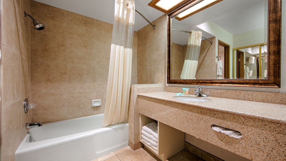Standard Room, Multiple Beds, Non Smoking, Refrigerator & Microwave - Photo 4