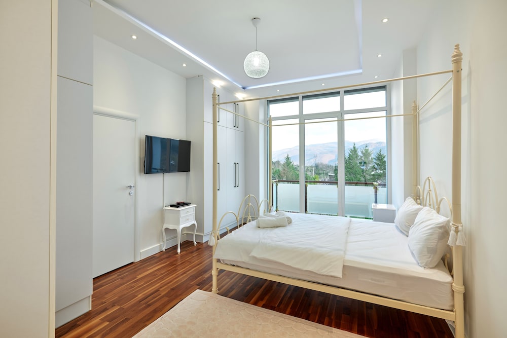 Luxury Condo photo 2
