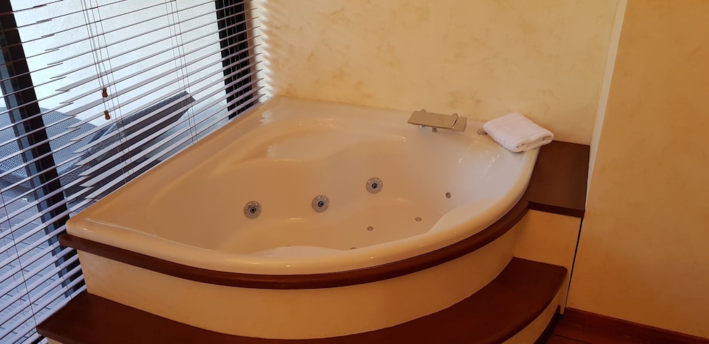 Comfort Suite, Jetted Tub - Photo 3