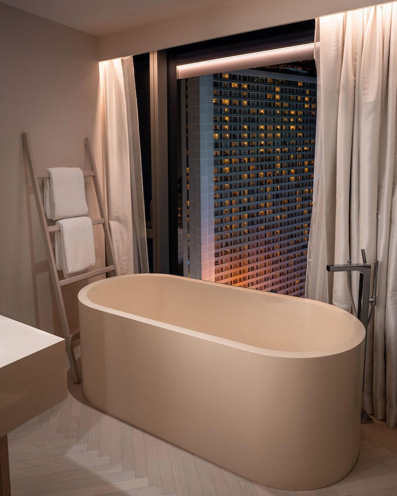 Suite, 1 King Bed (Balcony) thumbnail 5