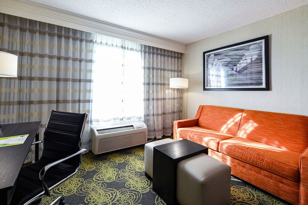 Standard Room, 1 King Bed (Walk-In Shower) - Photo 2