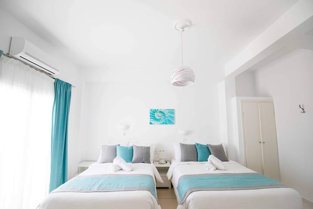 Family Room, Partial Sea View - Photo 4