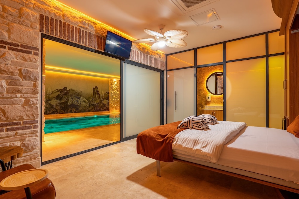 Honeymoon Room, 1 Queen Bed photo 1
