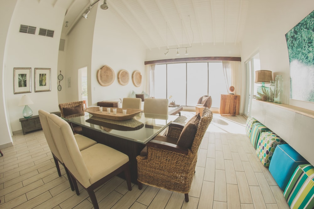 Family Apartment, 3 Bedrooms, Ocean View, Beachfront photo 2