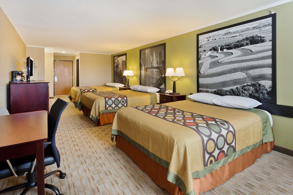Room, Multiple Beds, Non Smoking - Photo 2