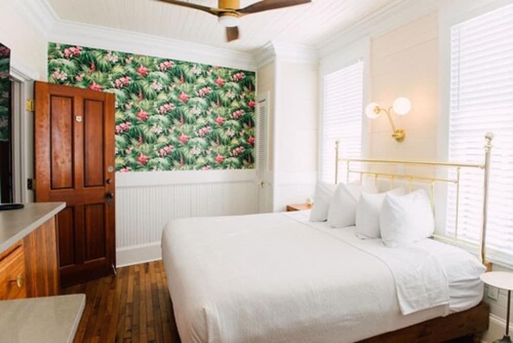 Classic Room, 1 King Bed, Non Smoking photo 3