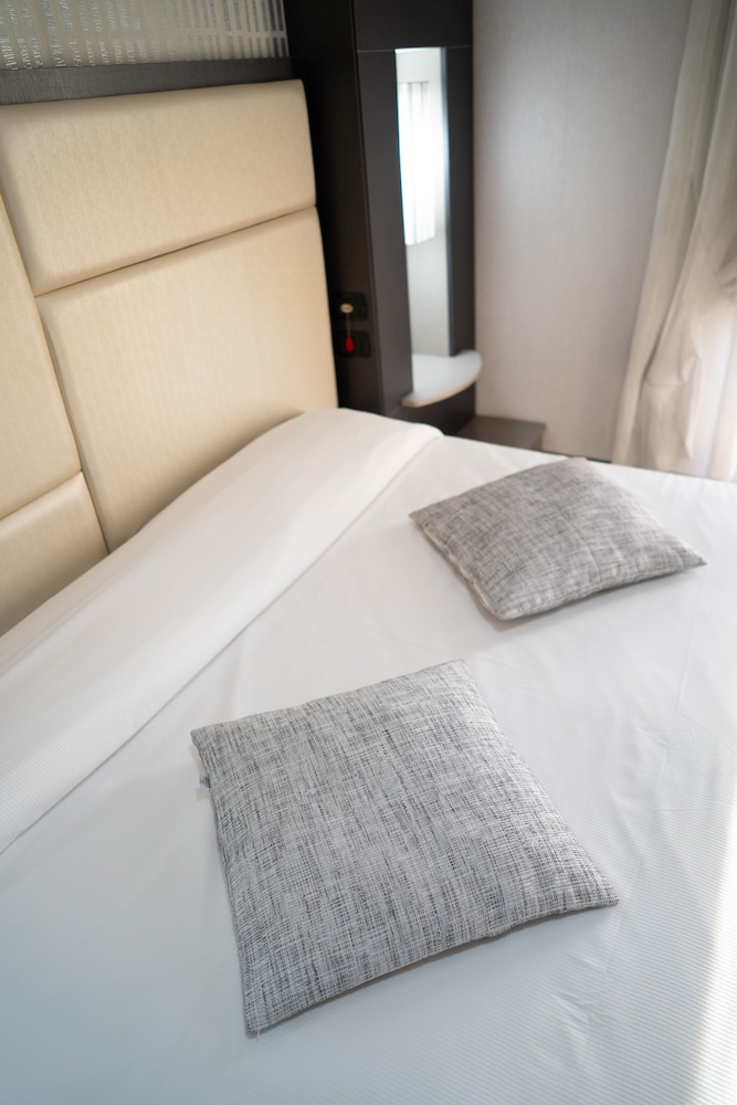 Standard Double or Twin Room - Photo 2