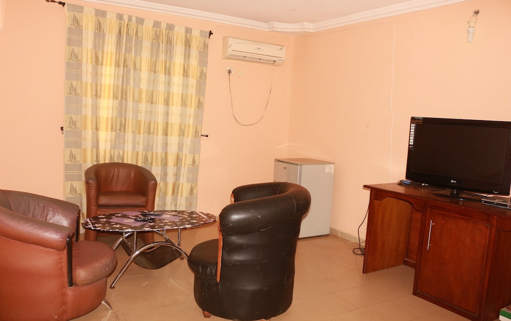 Suite, 1 Queen Bed, Non Smoking photo 2