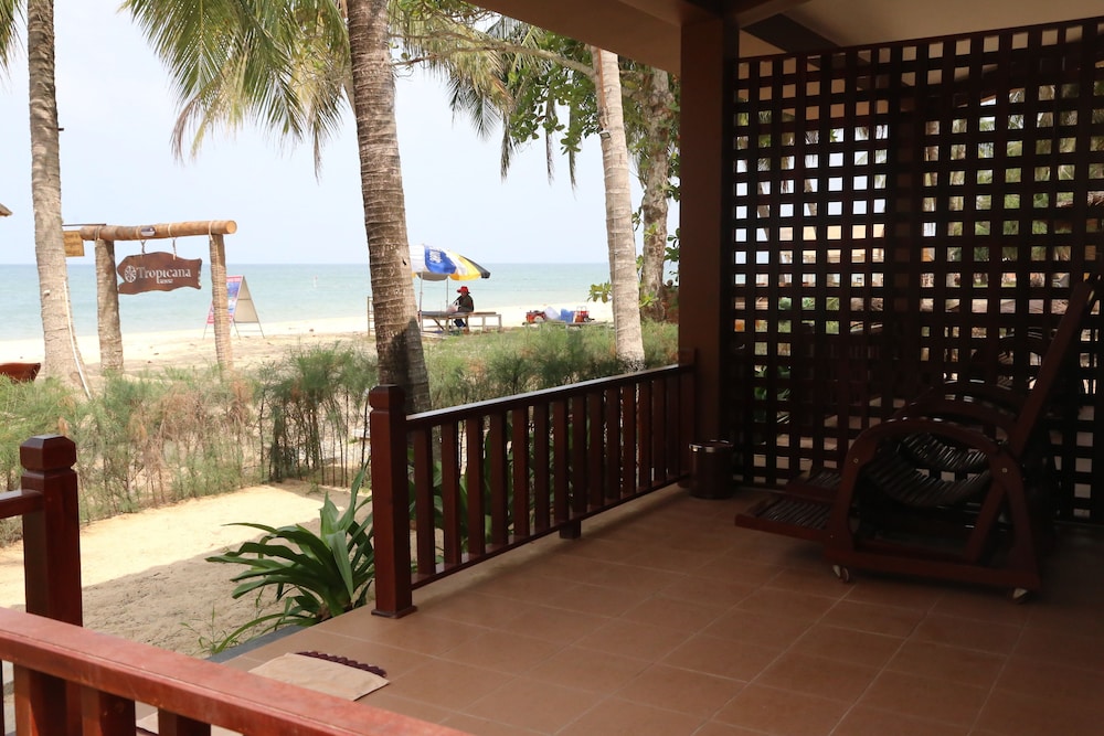 Family Room, Beachfront photo 2