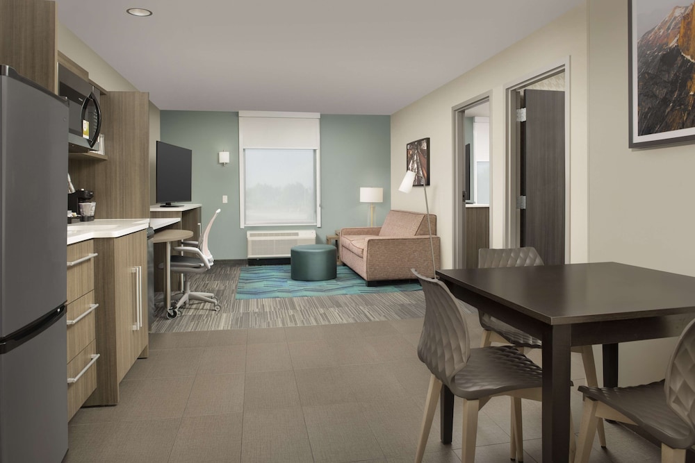 Suite, 1 King Bed, Accessible (Mobility & Hearing, Roll-in Shower) - Photo 2