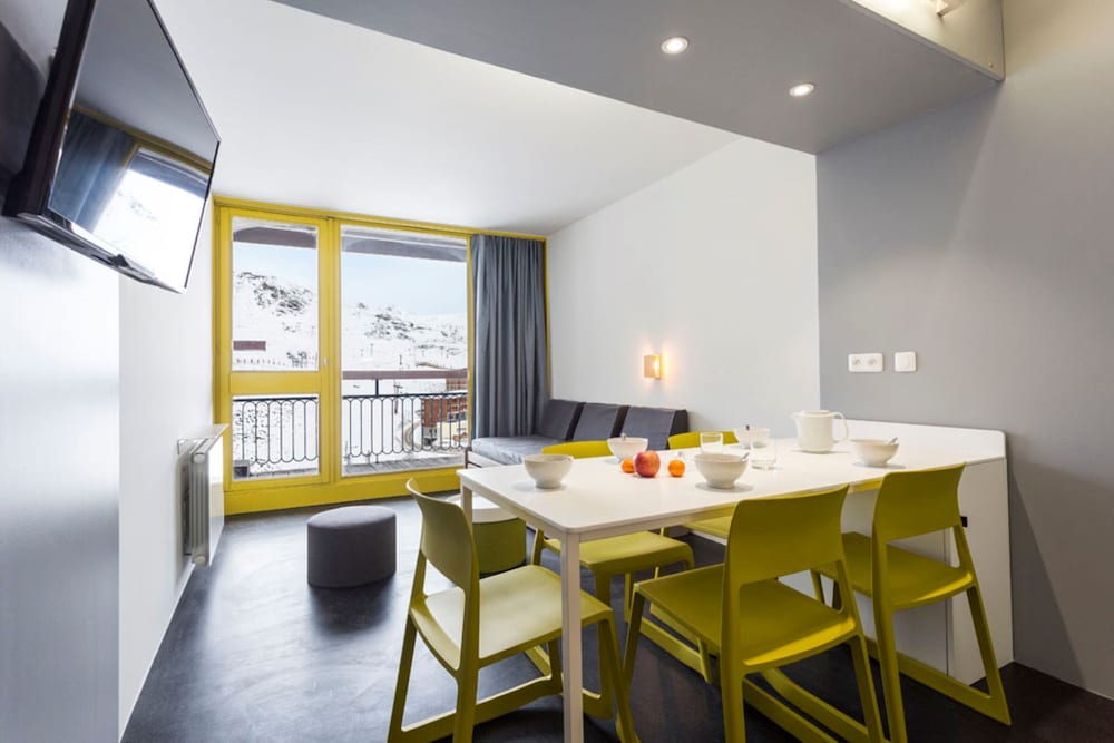 Studio, Ensuite, Mountain View (1048) photo 1