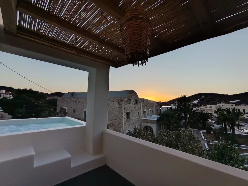 Deluxe Studio With Private Pool - Photo 7