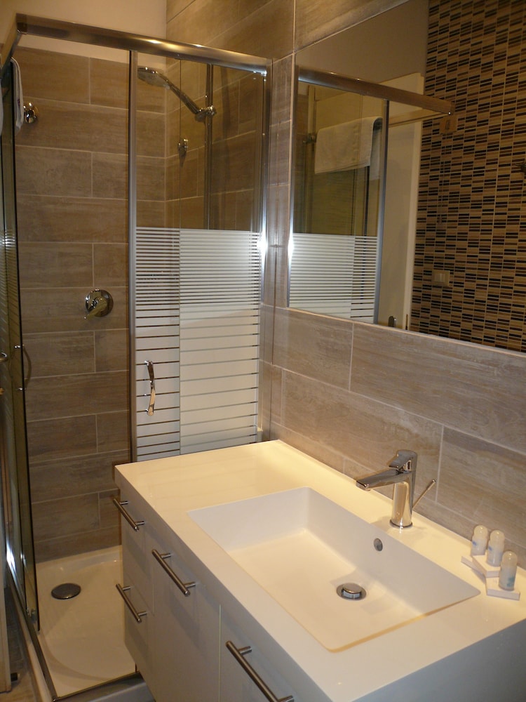 Classic Twin Room - Photo 11