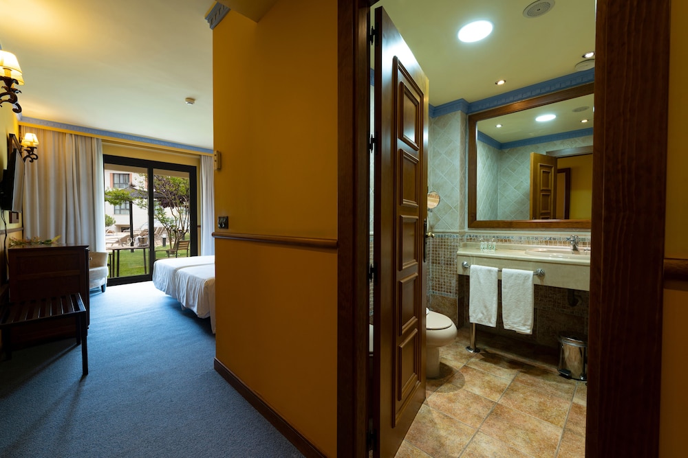Double Room, Pool Access photo 3