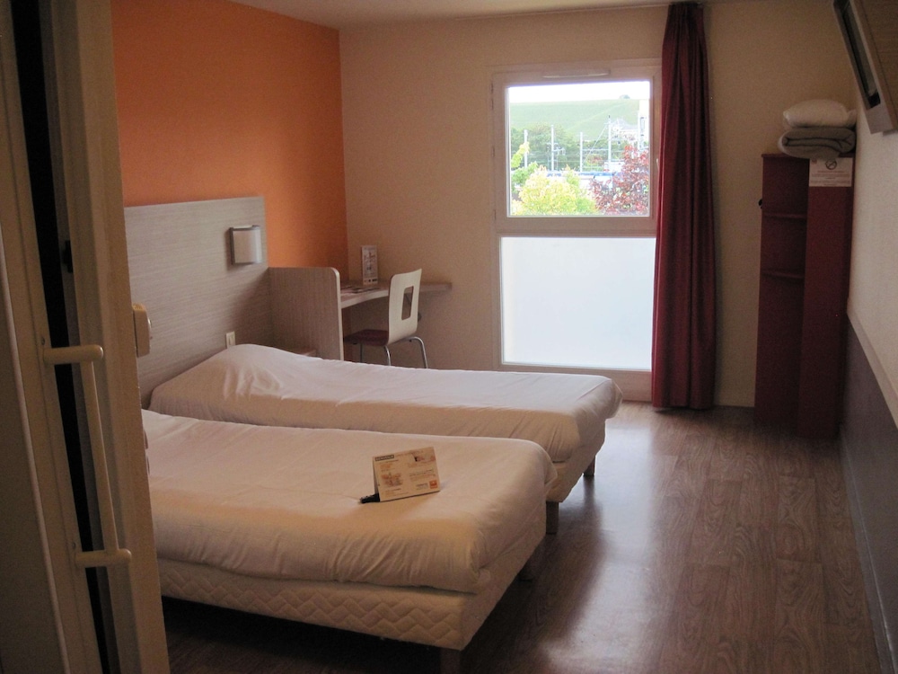Standard Room, Multiple Beds (1 Double and 1 Single bed) - Photo 2