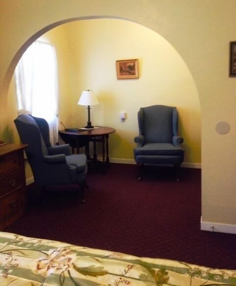 Superior Suite, 1 King Bed, Kitchenette - Photo 7