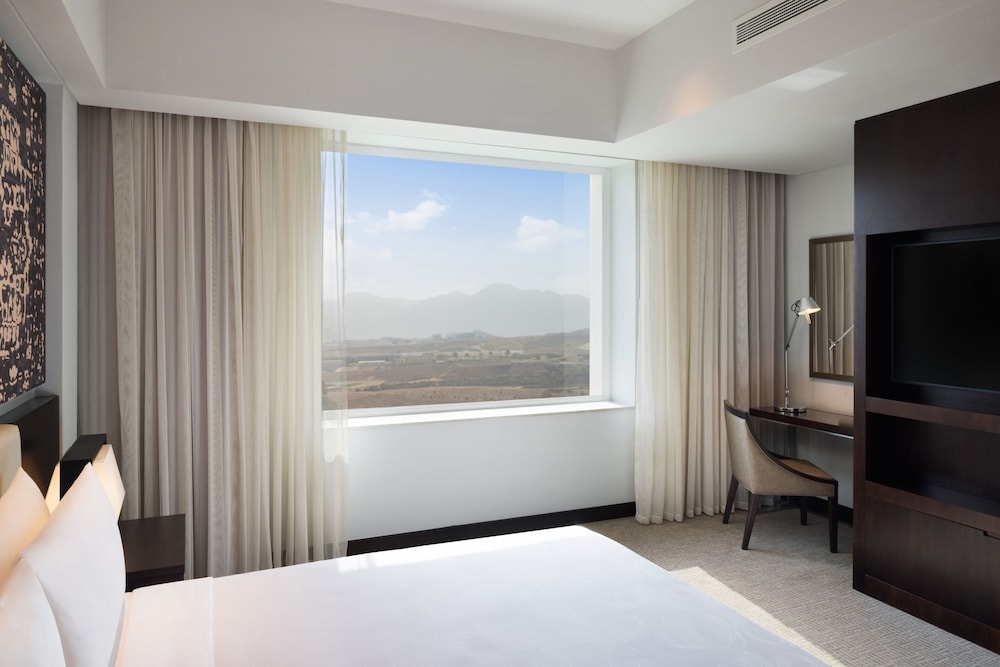 Premium Room, 1 King Bed with Sofa bed - Photo 5