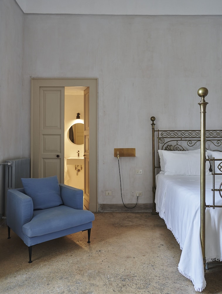 Suite, 1 King Bed, Courtyard View (Junior Suite) photo 3