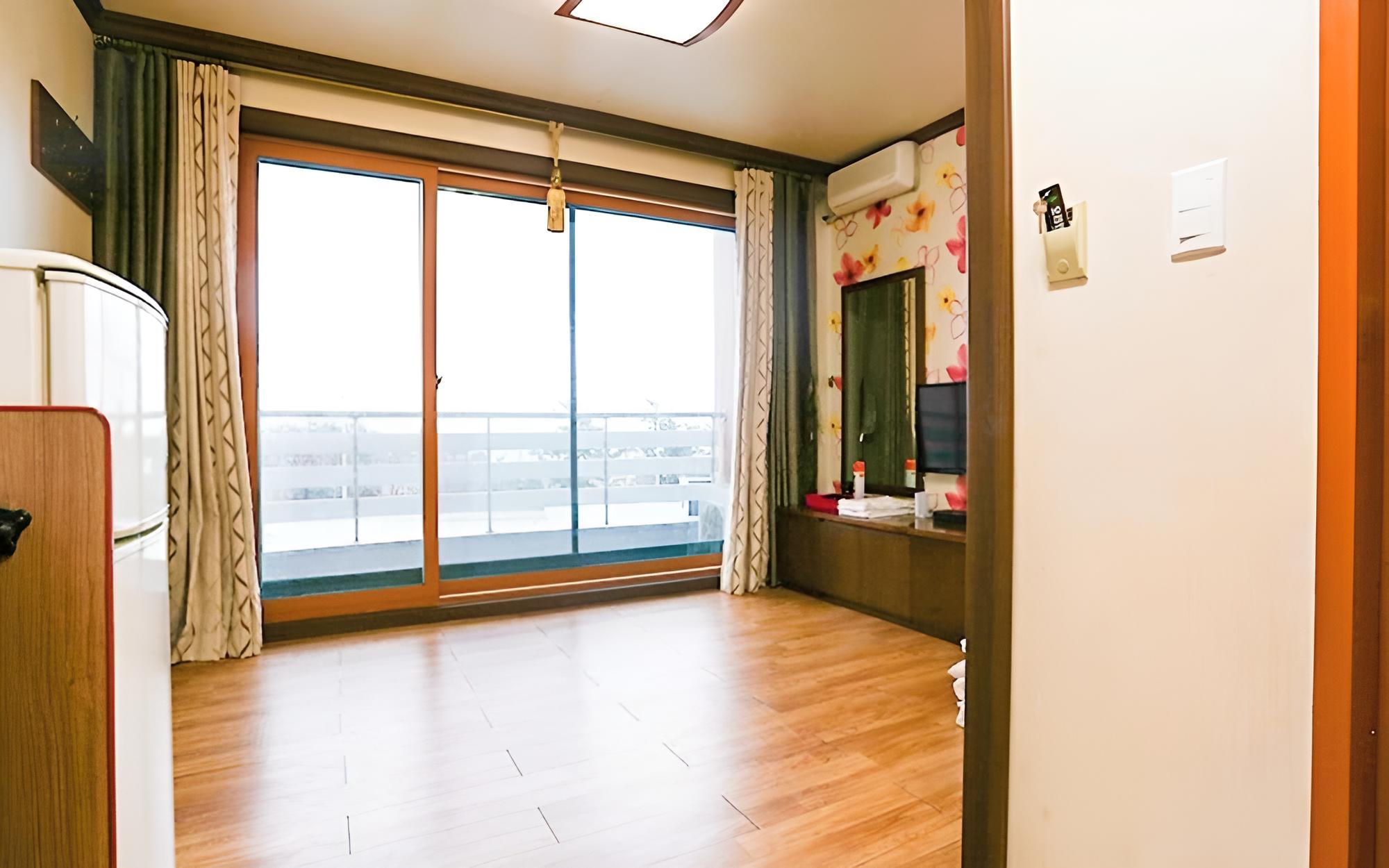 Room (Korean Room 306) photo 2